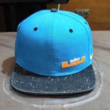 Topi LEBRON JAMES LOGO, NBA PLAYER, COLLAB NIKE, SNAPBACK, OFFICIAL TAG NIKE, VINTAGE, TAG LAWAS.