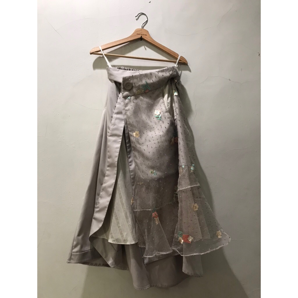 OLINE WORKROBE - FRONT PLEATED MIDI SKIRT IN CREME MIX