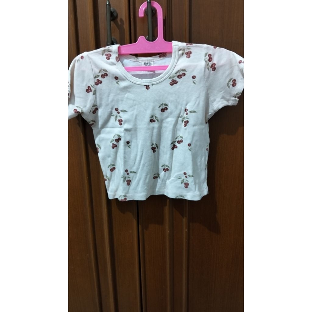 Kaos anak motif cherry warna cream