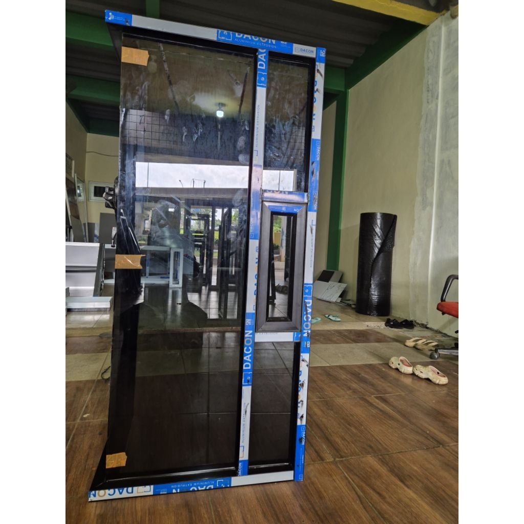 kusen jendela kaca sudut