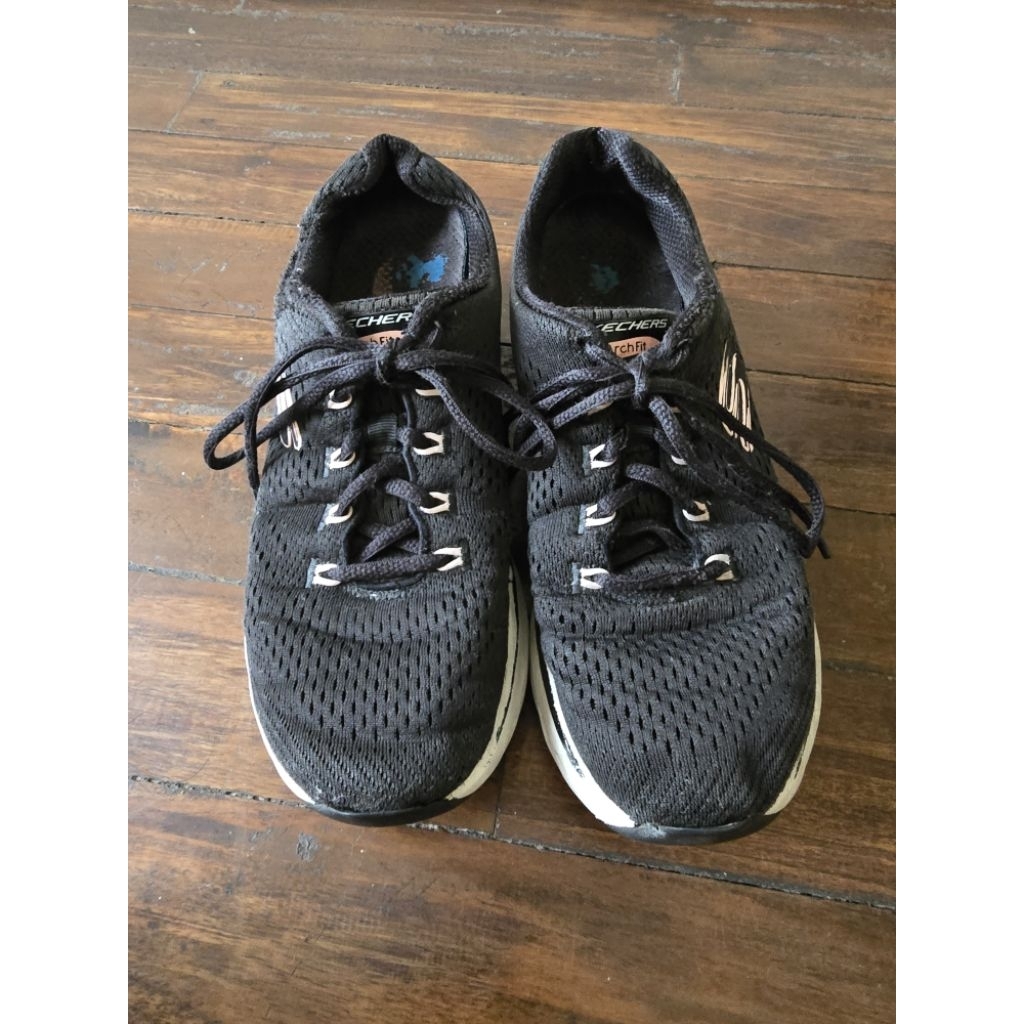 sepatu hitam skechers