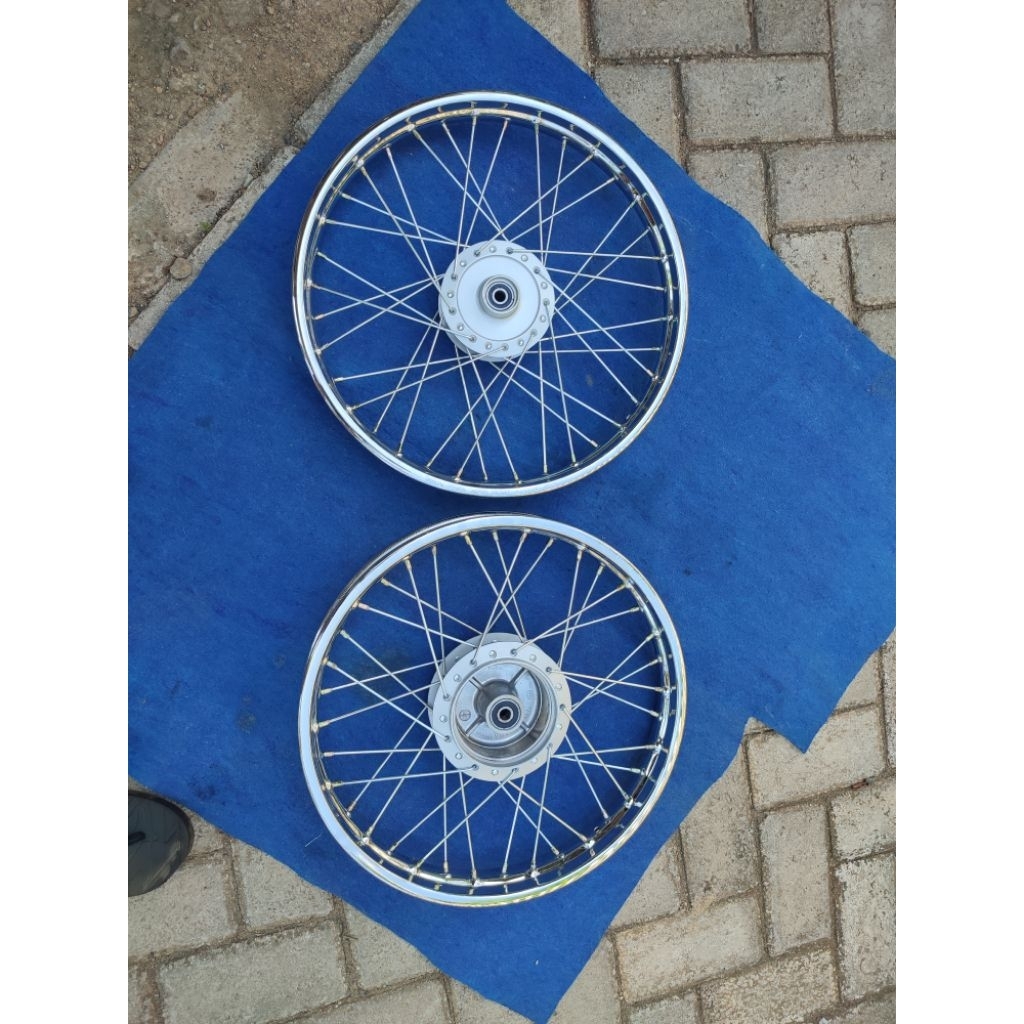velg depan belakang Supra x 125 old / karisma ori