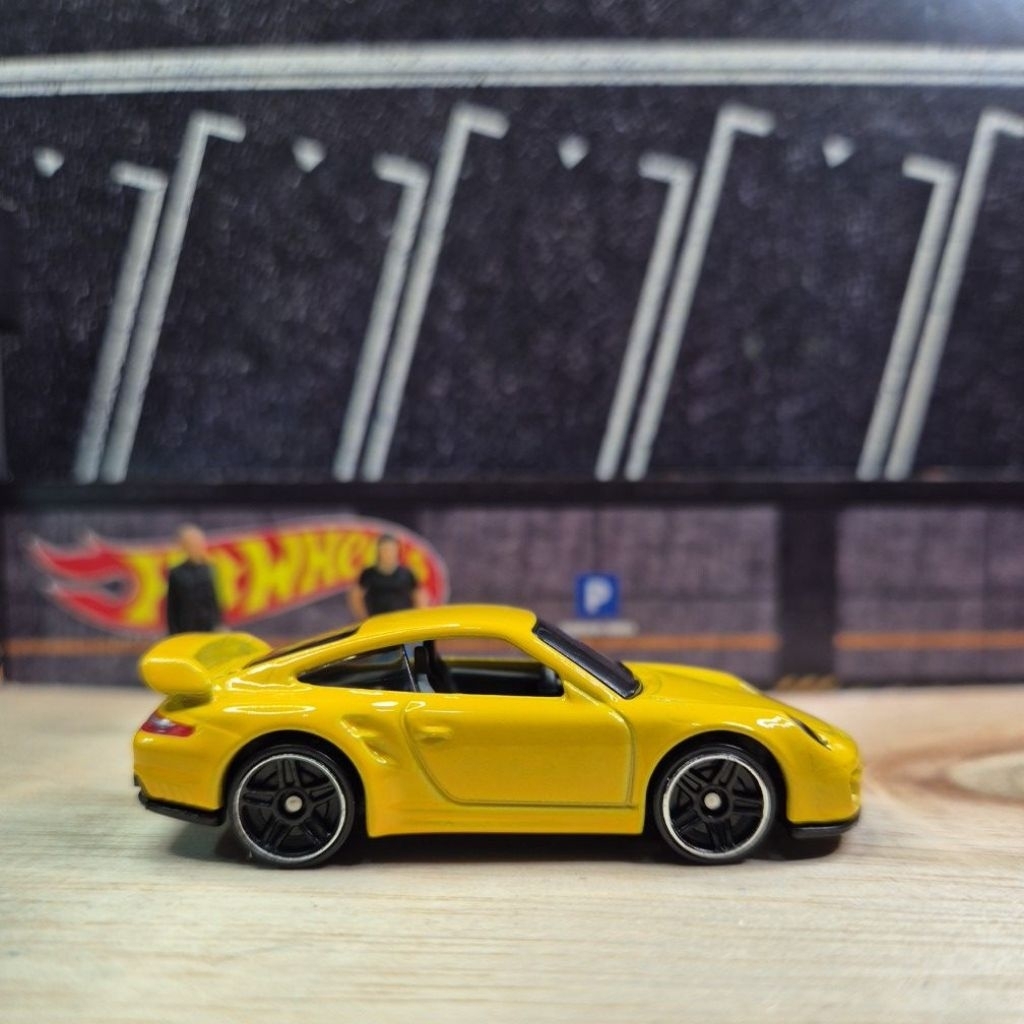 HOT WHEELS PORSCHE 911 GT2 YELLOW
