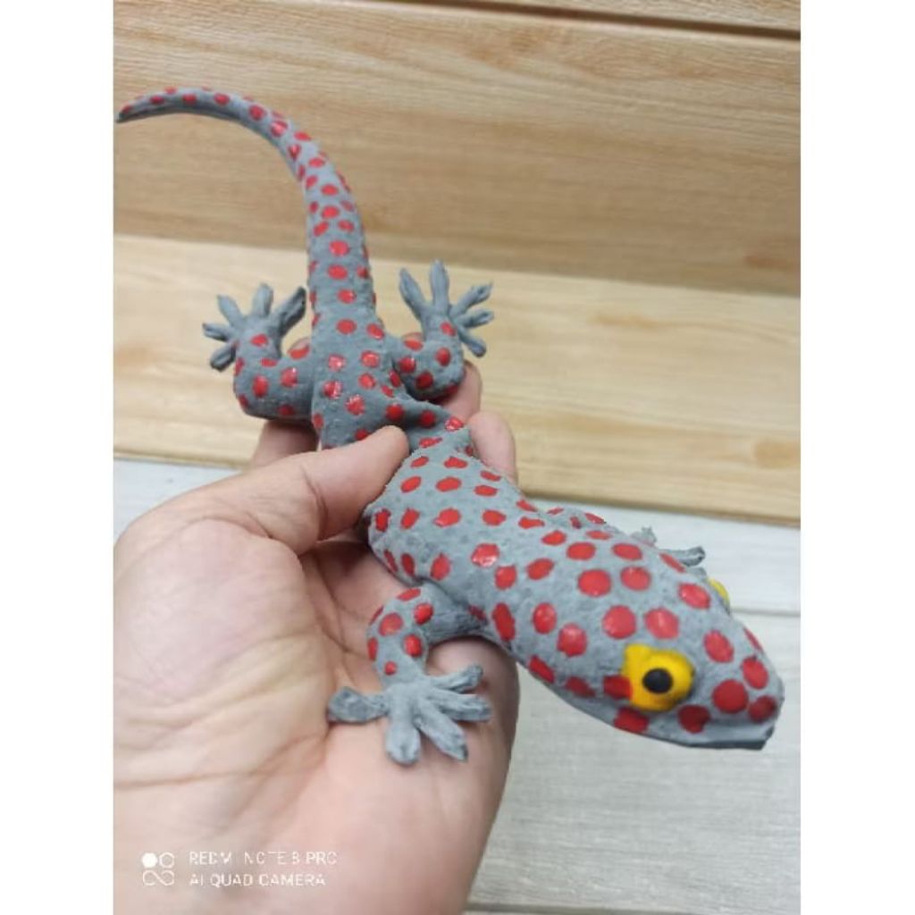 mainan tokek besar bintik merah untuk jahil