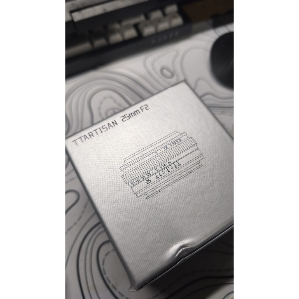 Lensa Fujifilm Ttartisan 25mm f.2Pancake manual Bonus Lens hood.