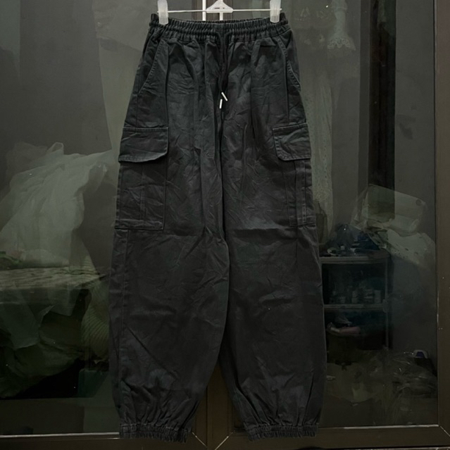 GU Kulot Cargo Jogger Hitam L