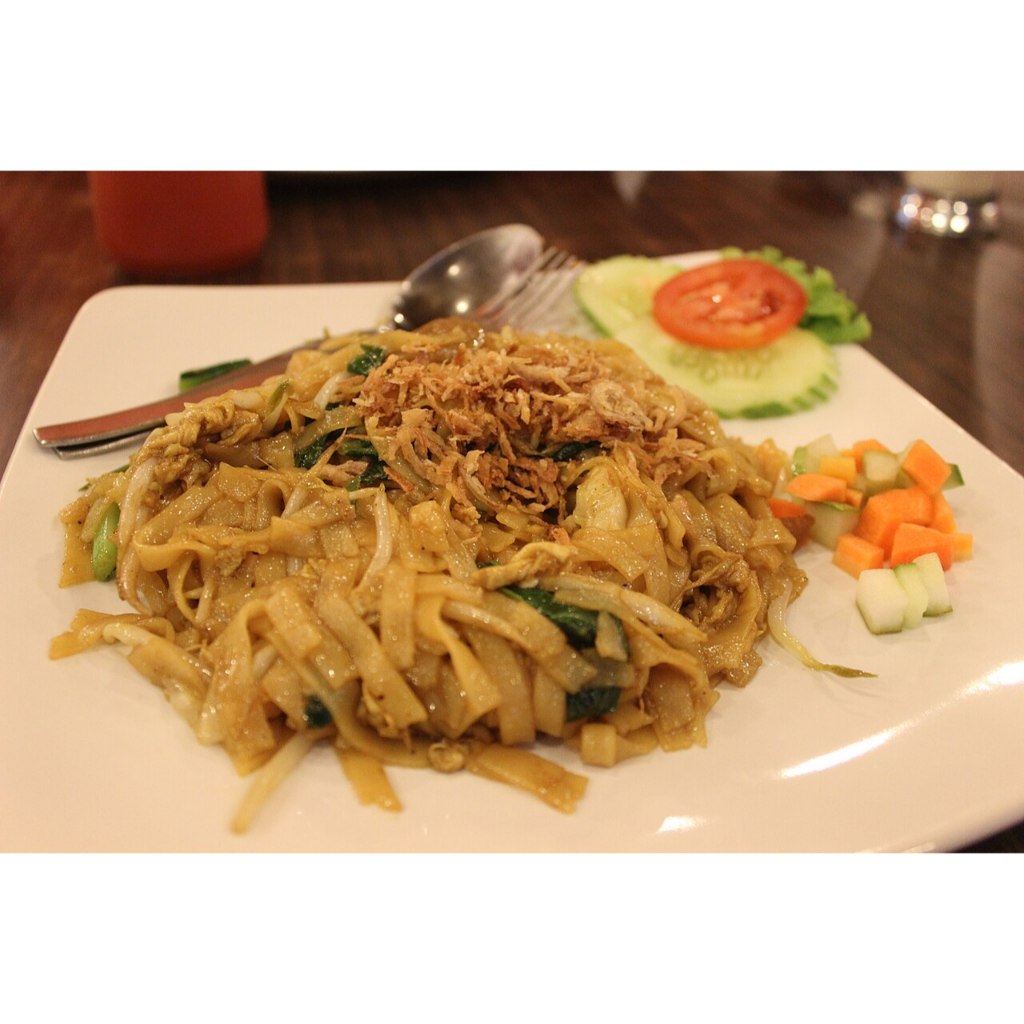 Kwetiau Basah Fresh 1kg – Kwetiau Putih Lembut Tanpa Pengawet – Siap Masak Kwetiau Goreng / Kwetiau 