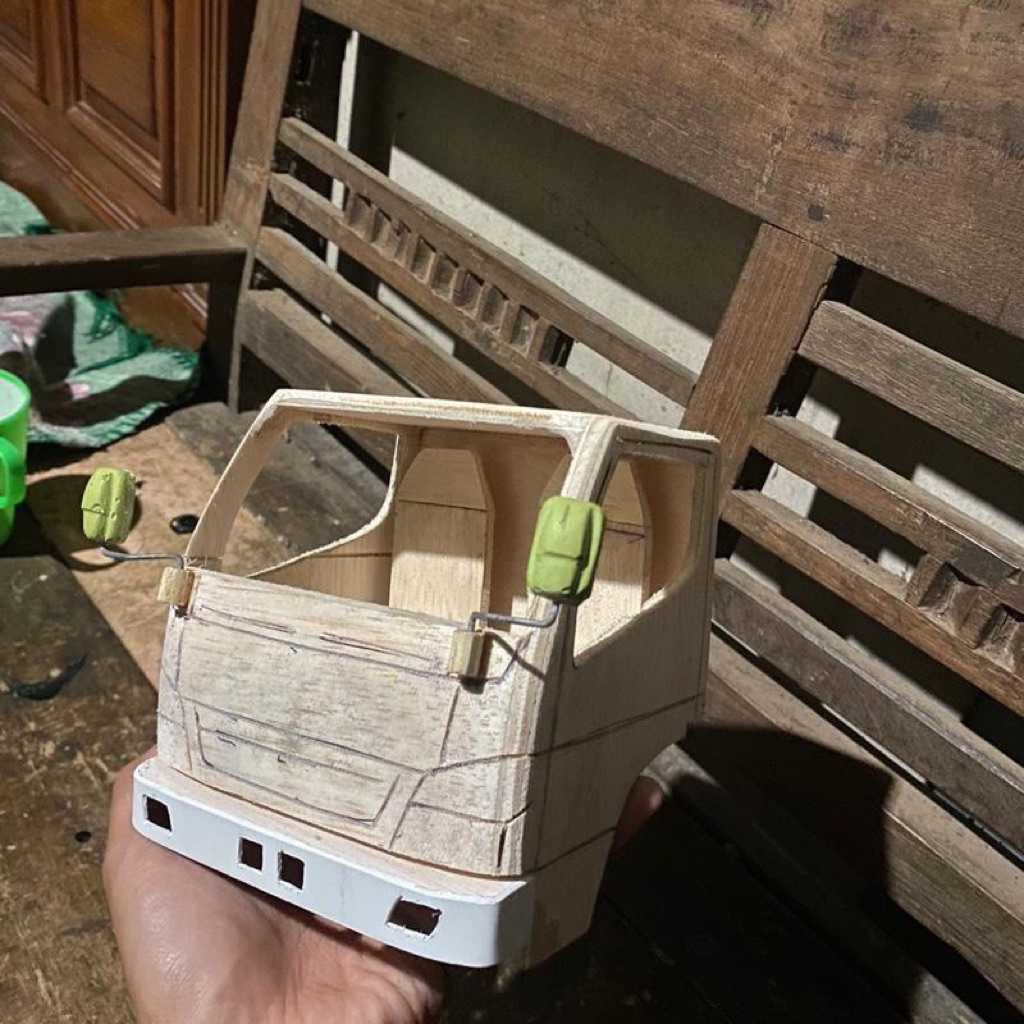 Kabin miniatur truk model canter skala 14