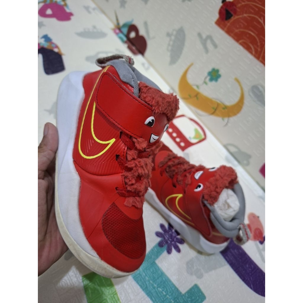 Sepatu Preloved Nike Team Hustle Size 28.5