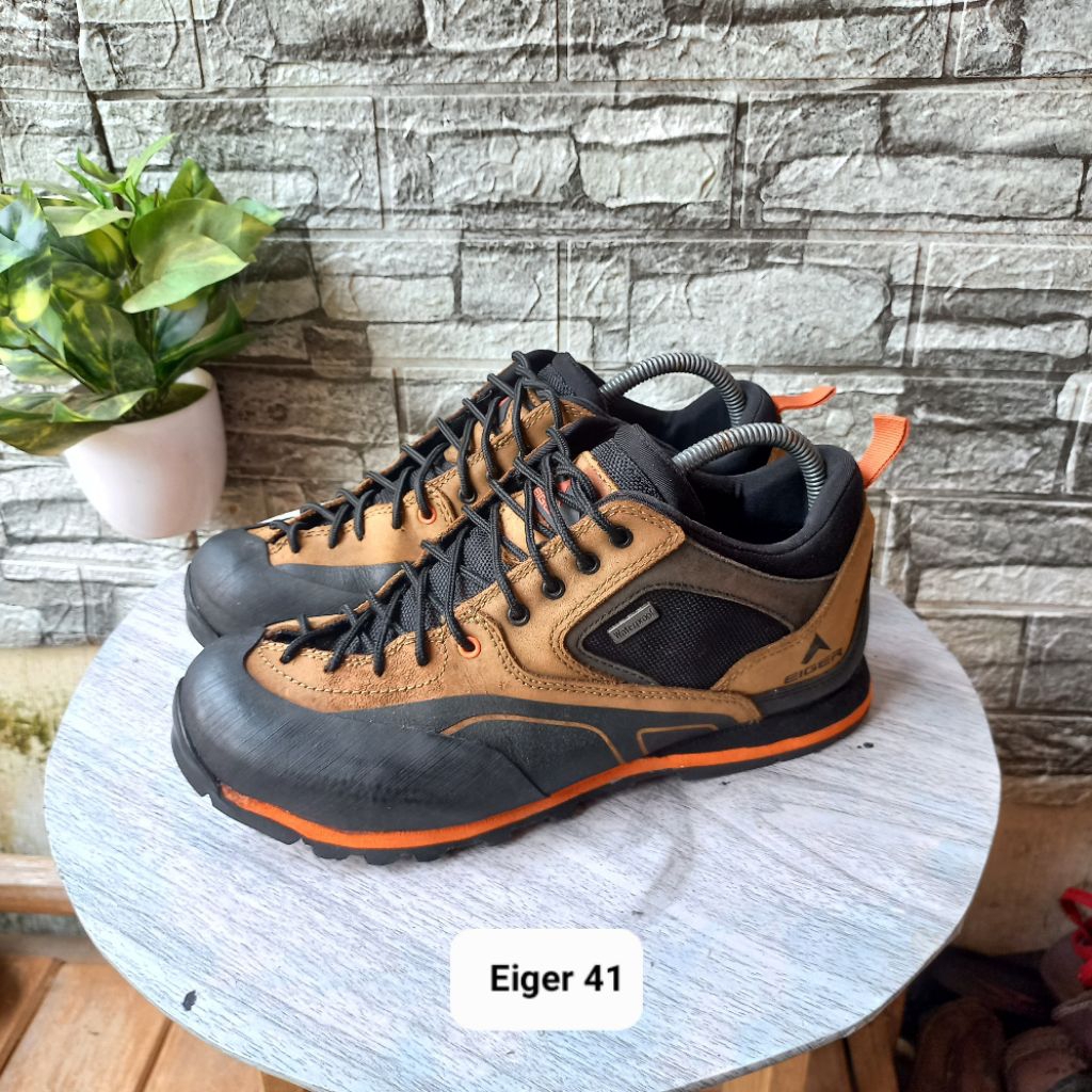 Sepatu second Hiking kulit original merk Eiger tapak vibram size41 insol26cm