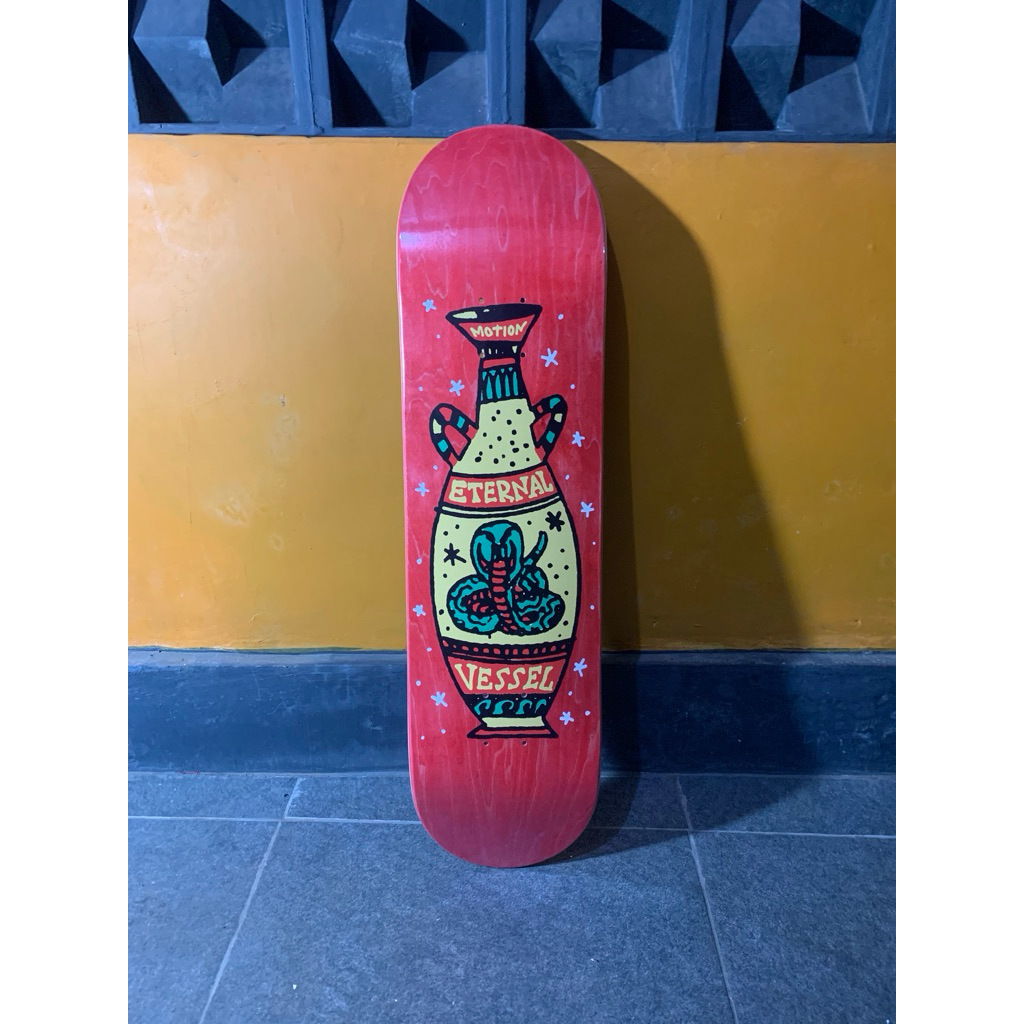 Motion Deck Skateboard Serpent size 8.25