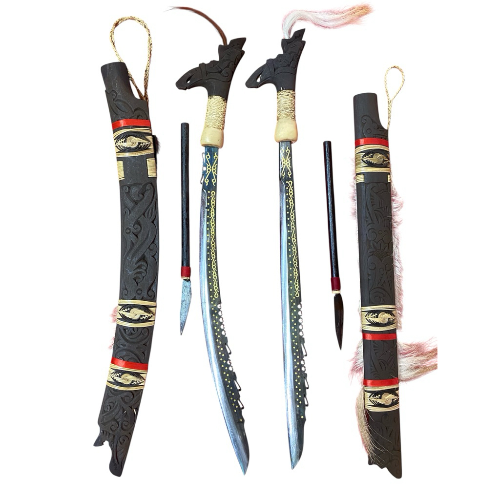 mandau baja hitam kuningan khas dayak kalimantan