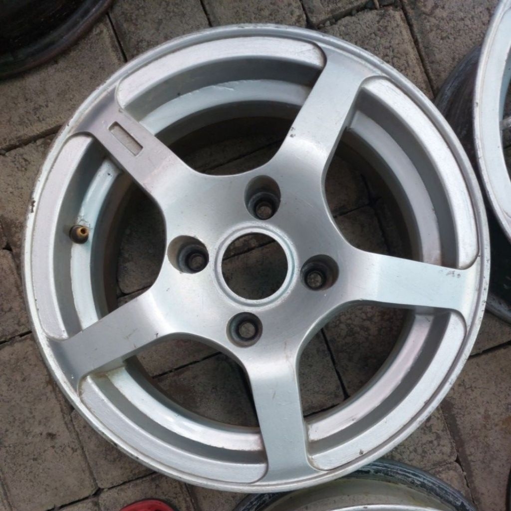 Velg Second Kijang Panther Ring 14 Lebar 6 PCD 4x114.3 Silver Bekas Copotan (4 pcs)