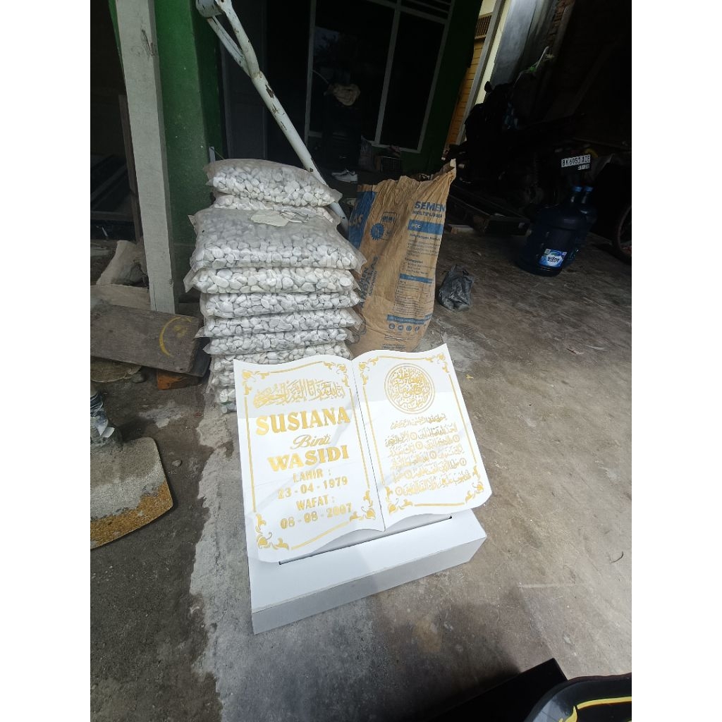 batu nisan model kepala buku