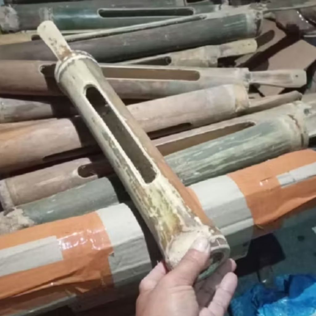 Kentongan bambu kecil plus pemukulnya