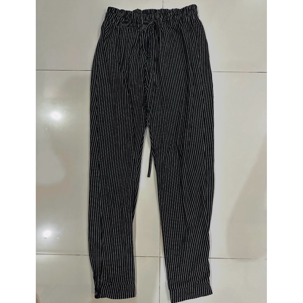 #025 - PRELOVED CELANA PANTS SALUR HITAM PUTIH