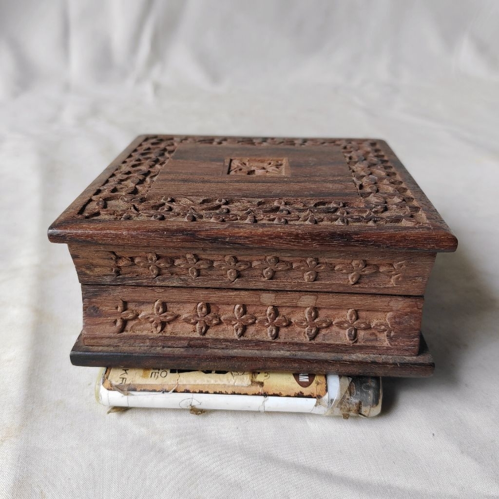 Pajangan Vintage Kotak Kayu Ukir bentuk Buku