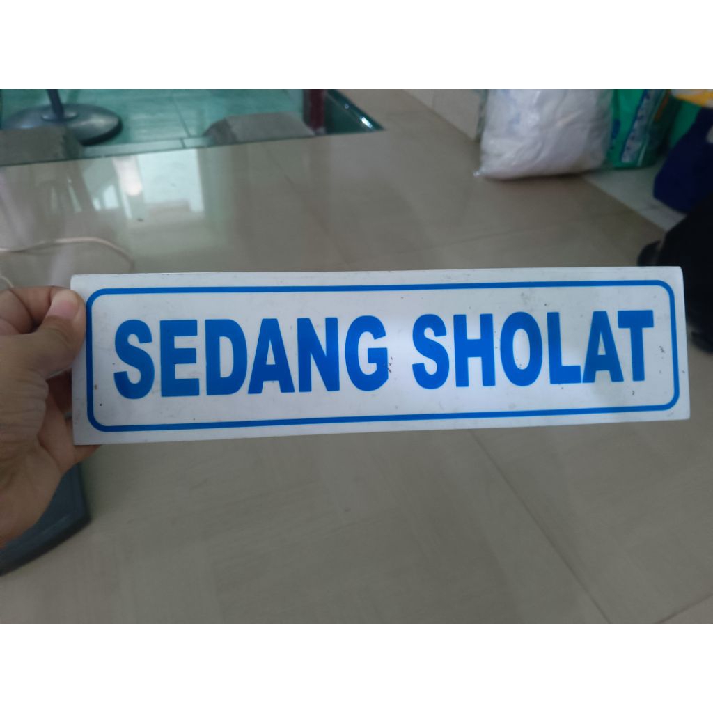 sign acrylic sedang sholat/buka