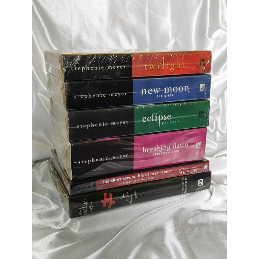 Novel Twilight Saga by Stephenie Meyer : Twilight, New Moon, Eclipse, Breaking Dawn, The Second Life