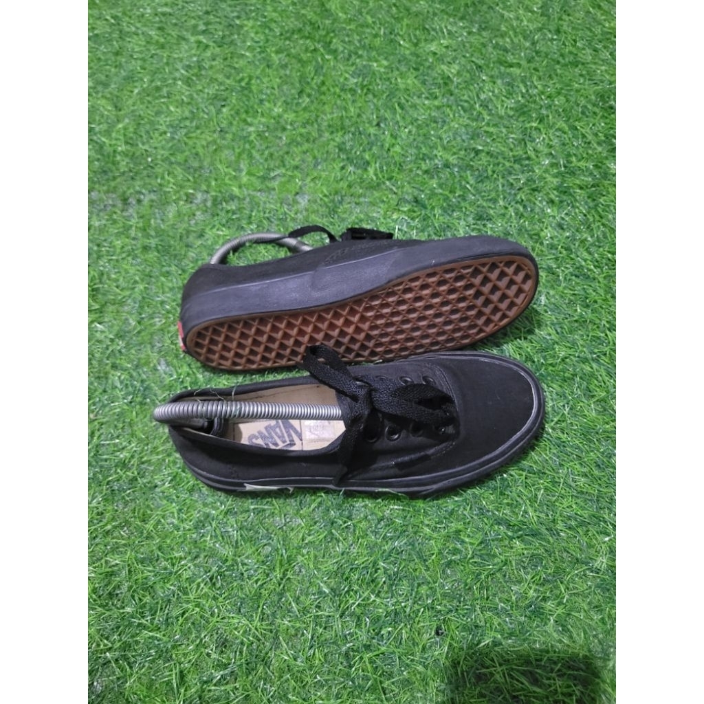 sepatu sneakers vans authentic full black size 36