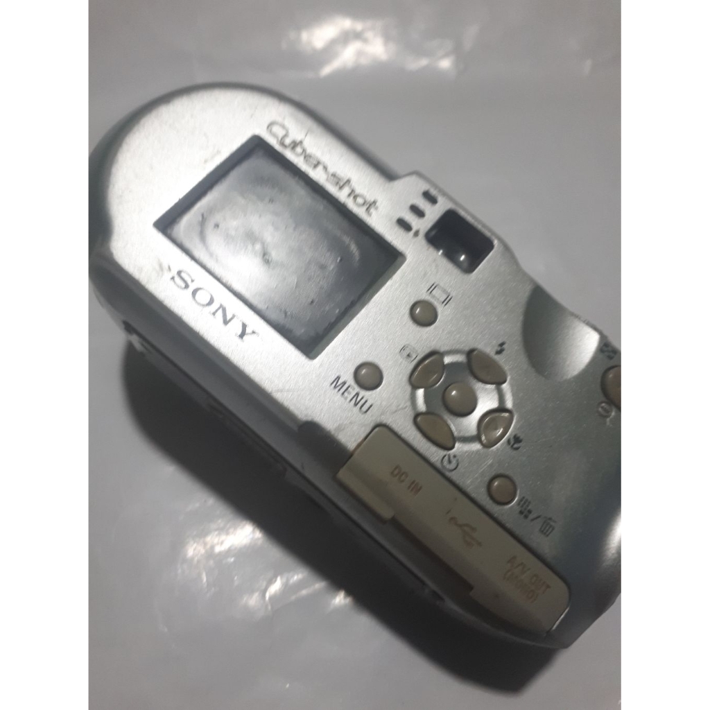 preloved kamera digital s0ny cybershot DSC-P73 minus