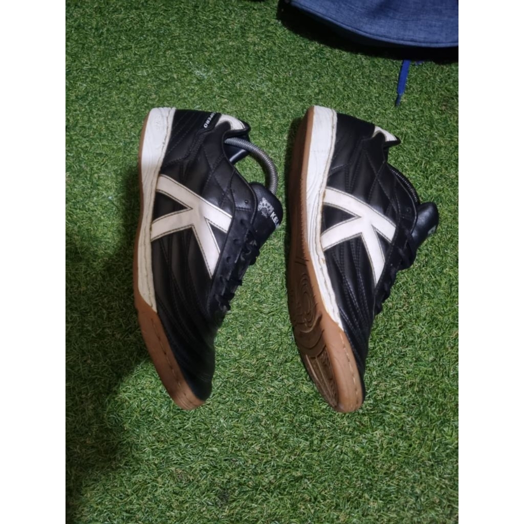 Sepatu futsal bekas