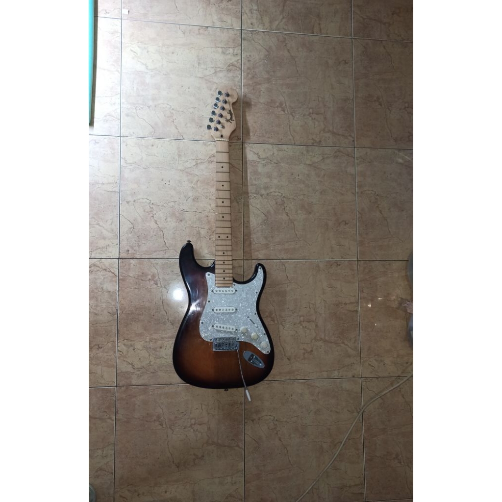 Gitar Listrik Custom Sunburst Second Kondisi Bagus