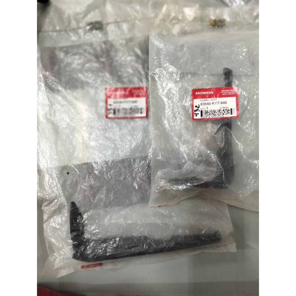 Guard dust R & L untuk motor Scoopy carbu number part 83540KYT940 & 83640KYT940