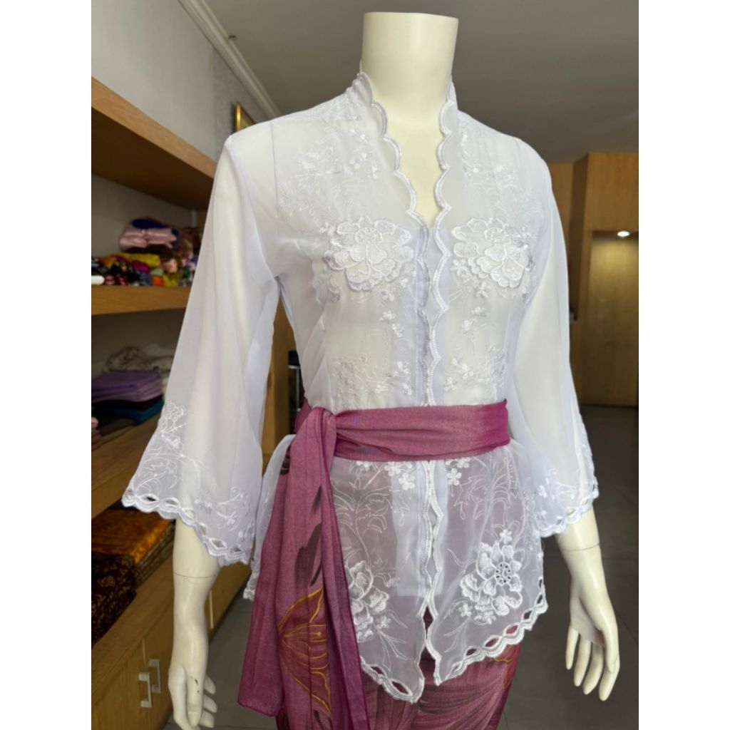 kebaya bordir mawar lengan lonceng putih bersih