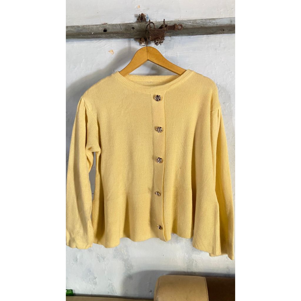 preloved knit soft yellow