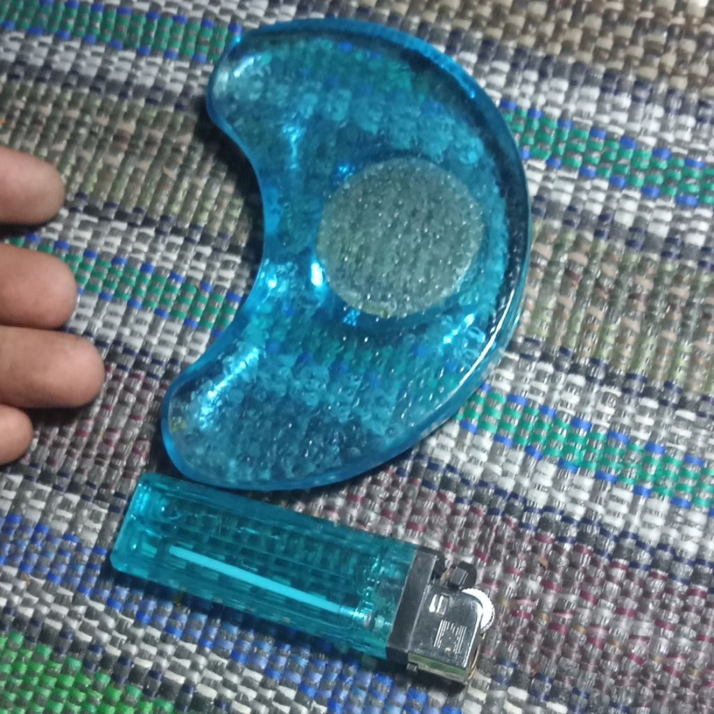 kristal biru tatakan bola batu