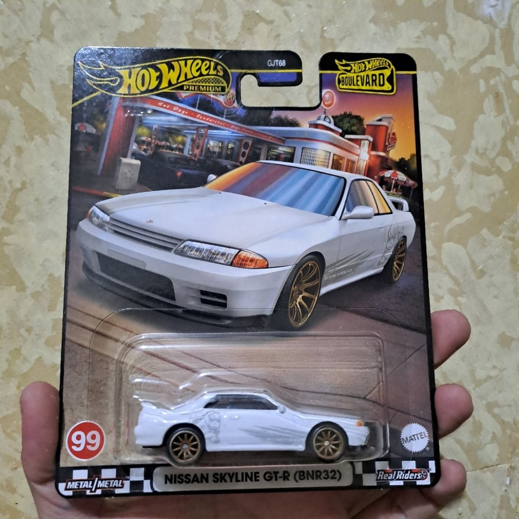 Hot Wheels Premium BOULEVARD Nissan Skyline GTR (BNR32)