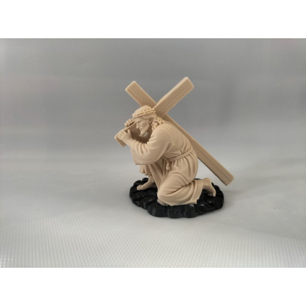 Patung Yesus Memanggul Salib