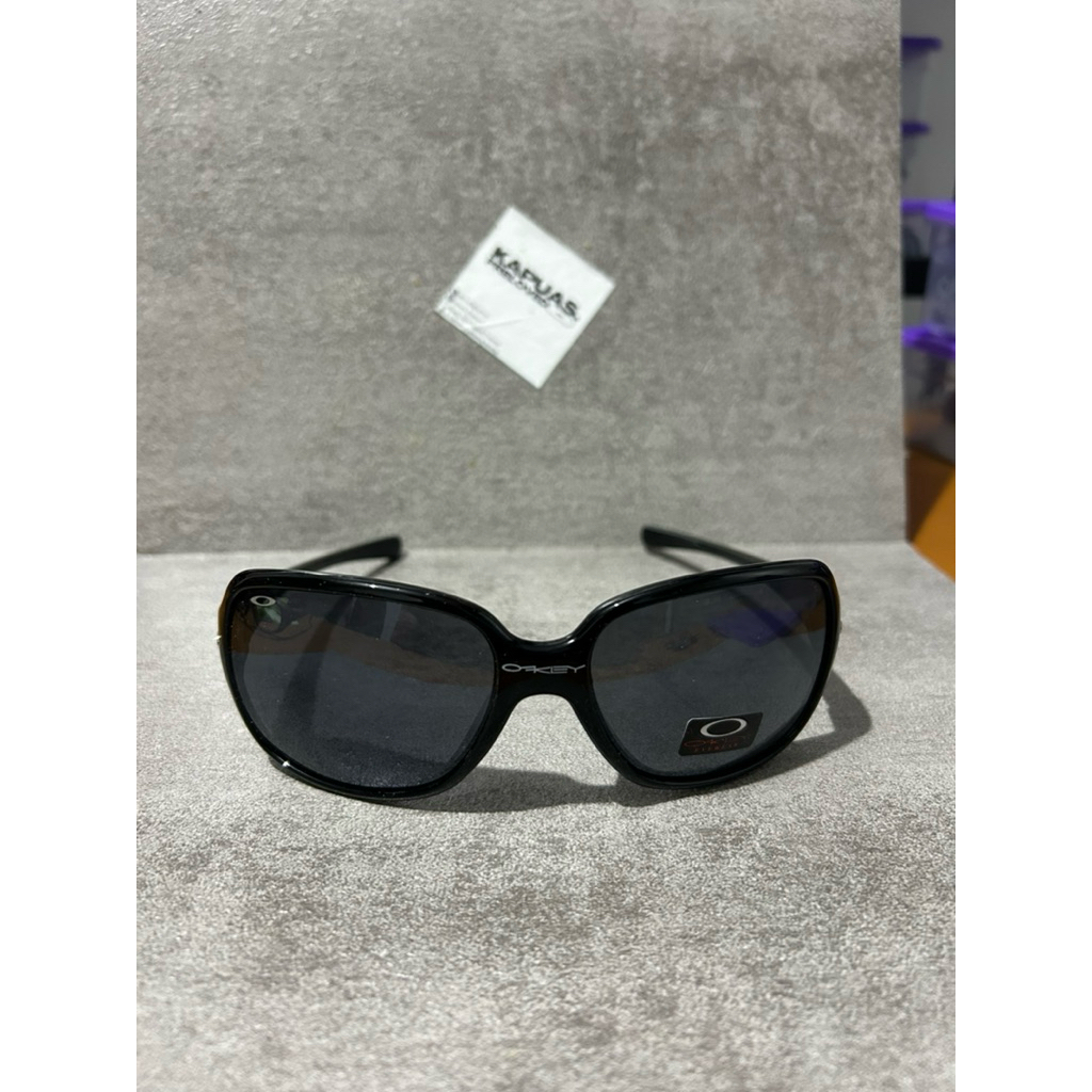 kacamata Oakley atau William Palmer