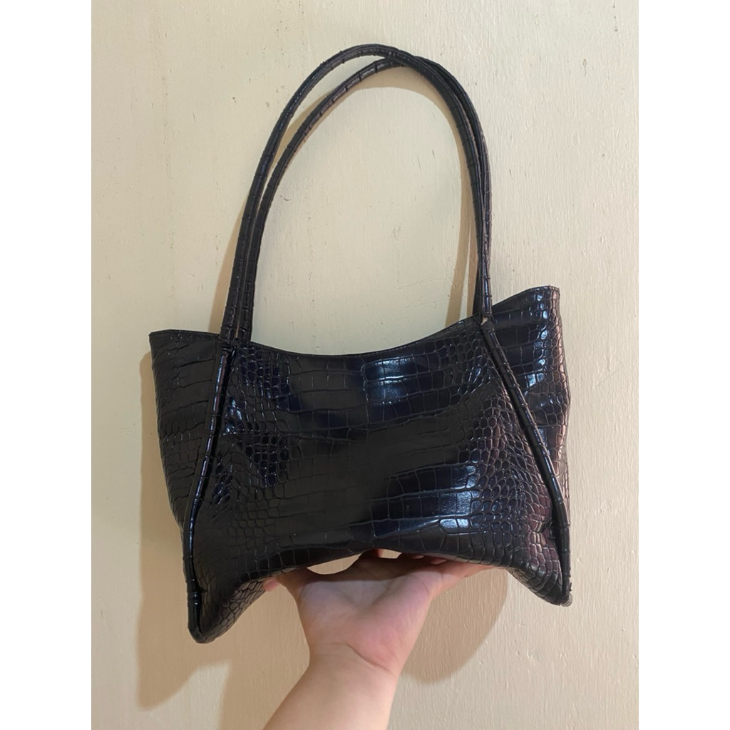 Preloved Tas Totebag Kulit Hitam Damelia