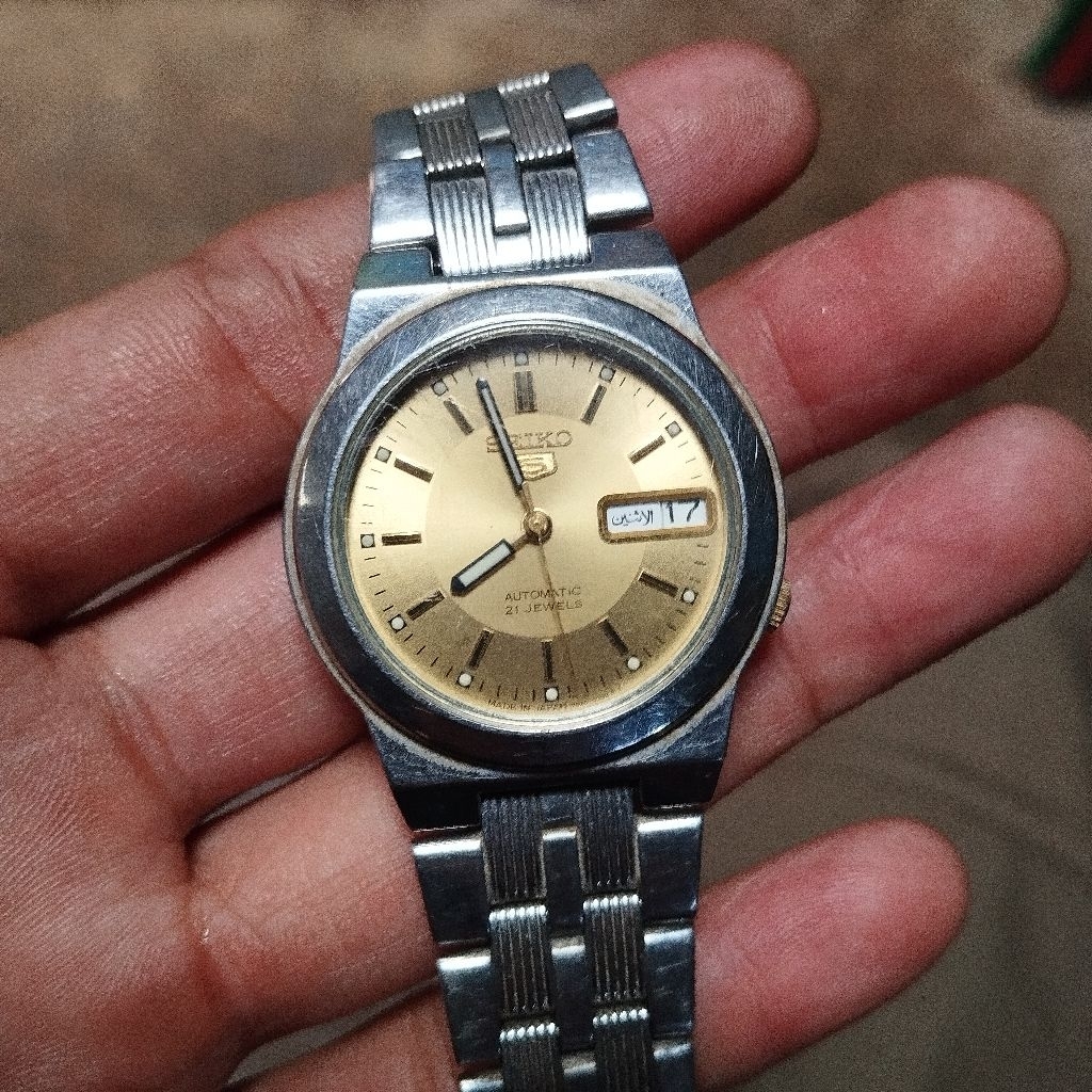 jam tangan vintage Seiko 5 Automatic dengan 21 jewels. Jam tangan ini merupakan model klasik dari li