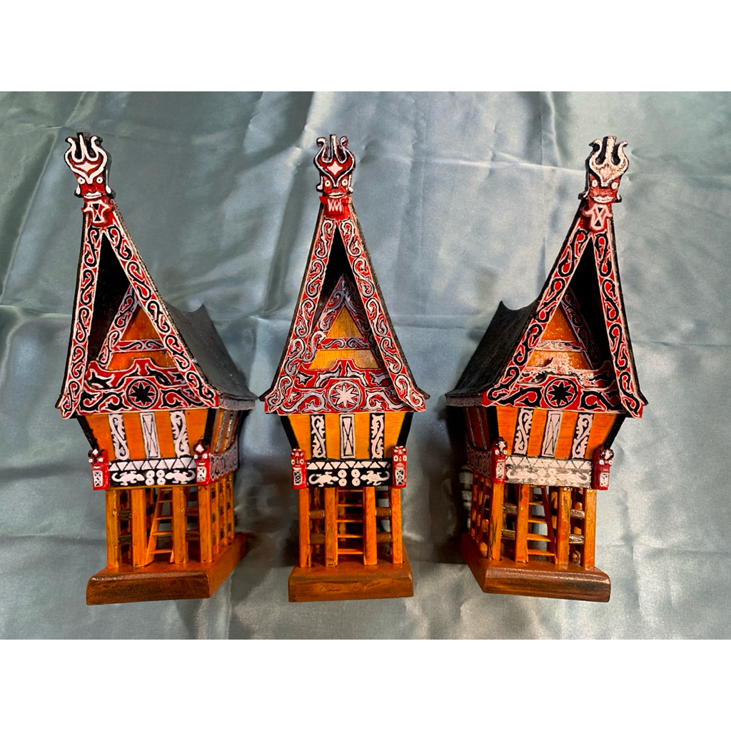 Miniatur rumah adat Batak Toba