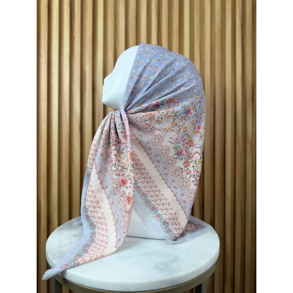 HIJAB SEGI EMPAT VOAL MOTIF BUNGA DELINA BLUE SKY