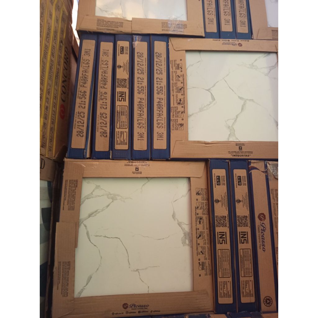 Keramik lantai 40x40 motip Cararra Glosy Grade A