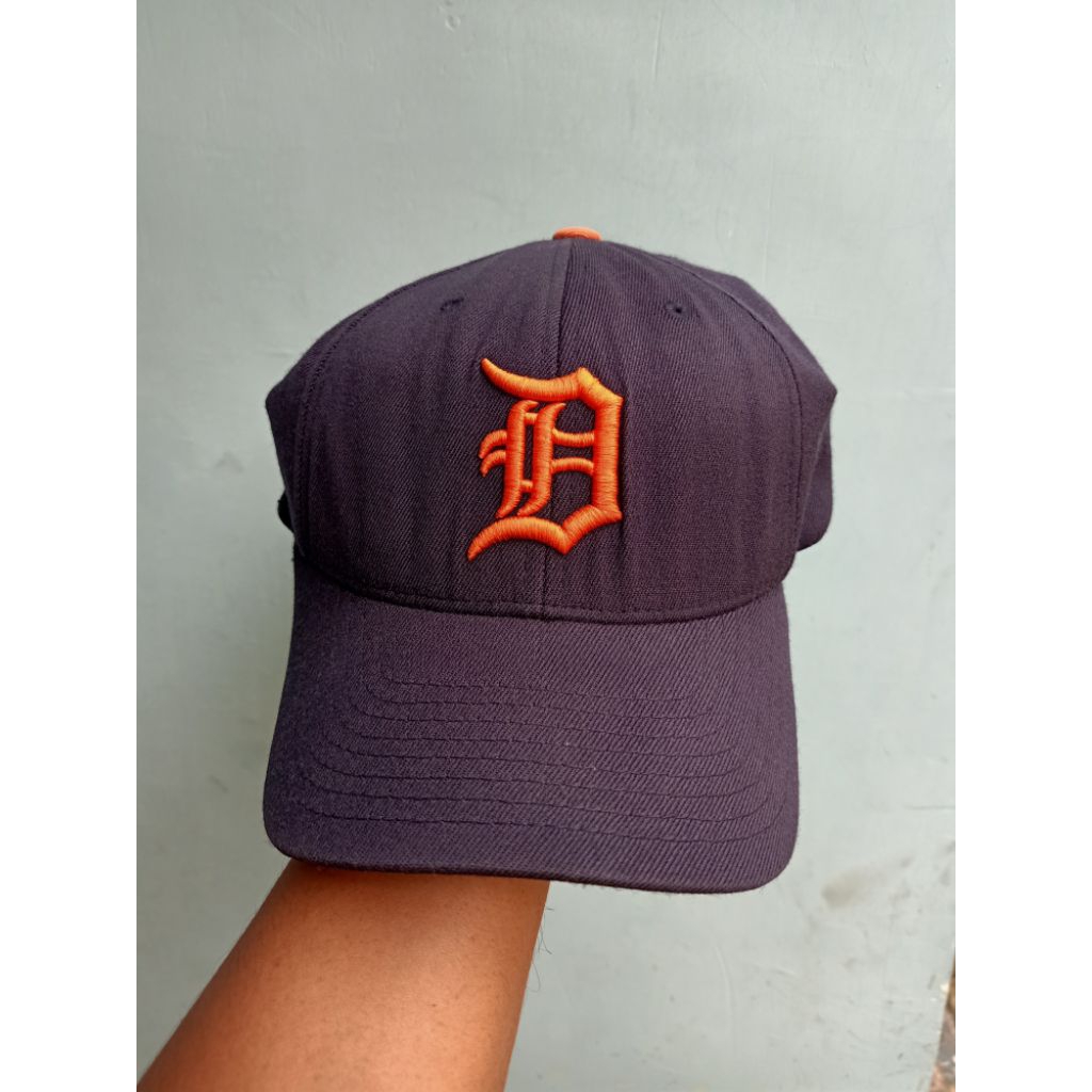Topi baseball logo D