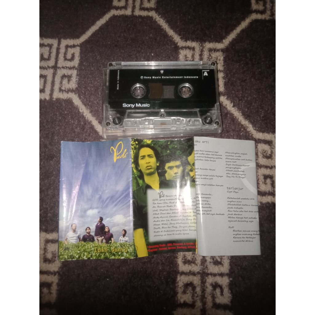 kaset pita padi lain dunia