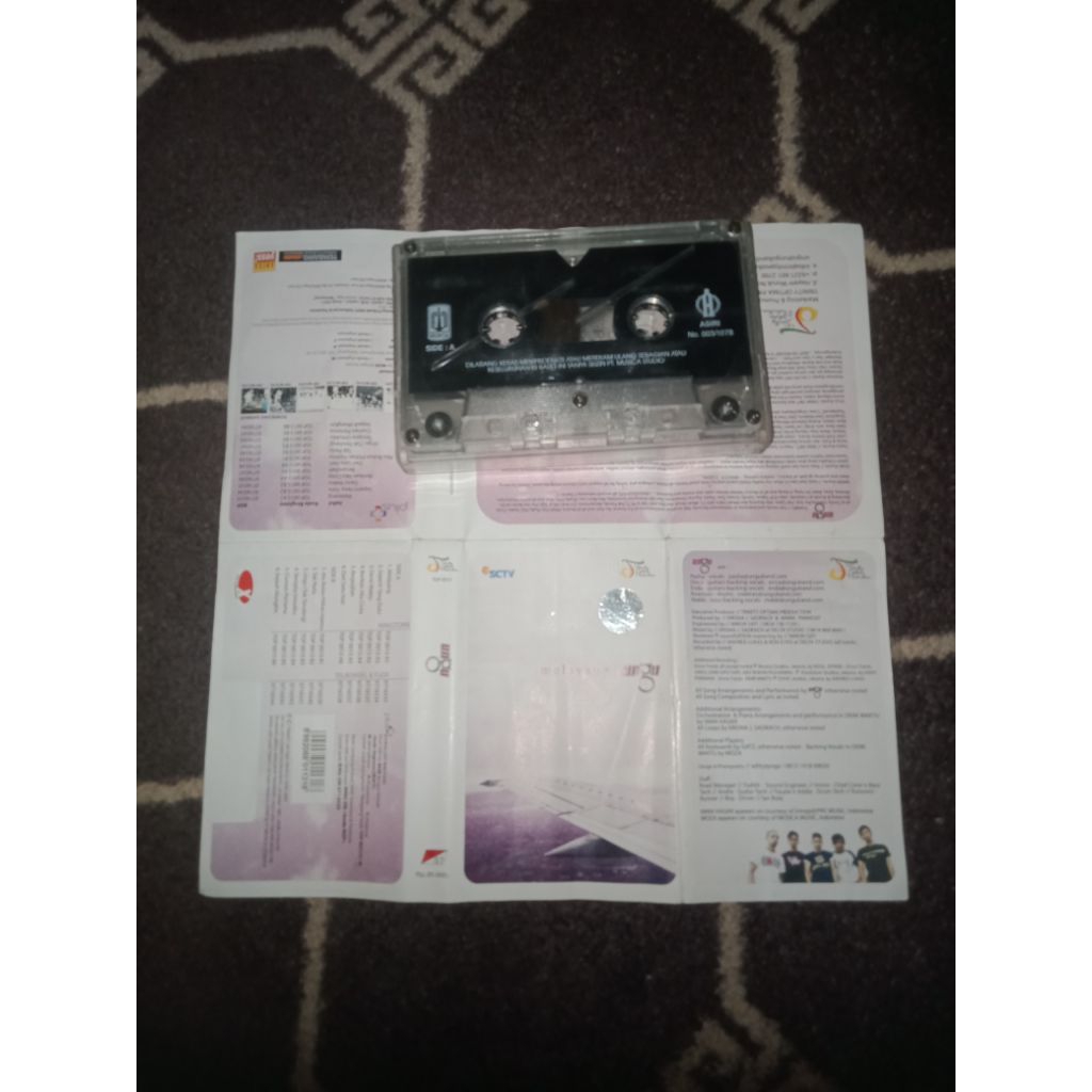 kaset pita ungu melayang