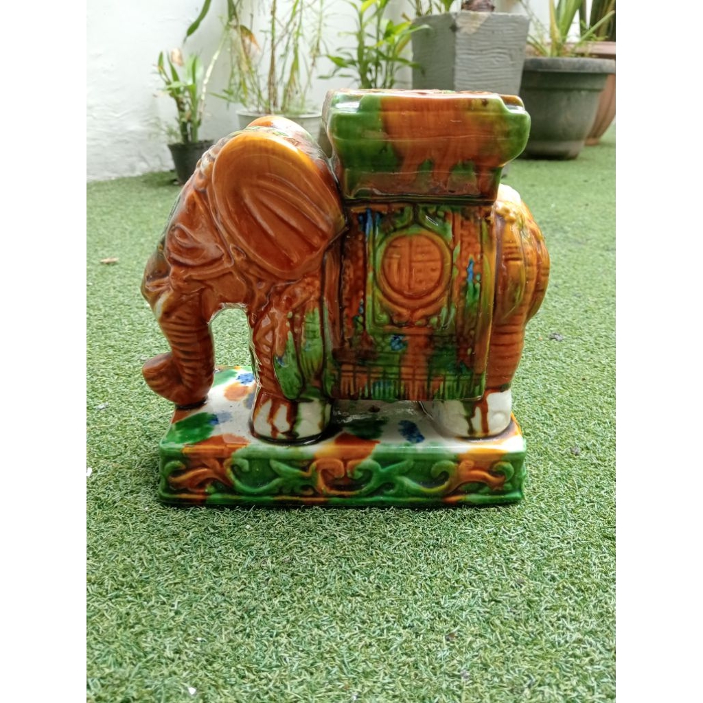 Pajangan / Asbak Patung Gajah keramik preloved