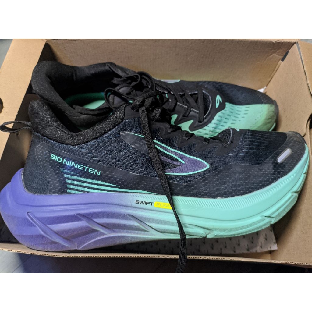 SEPATU LARI 910 NINETEN TAKASHI RUN 1.5 (PRELOVED)