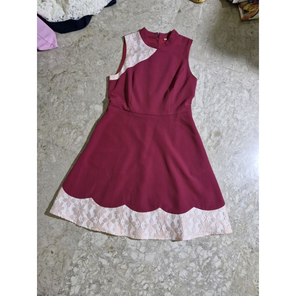 dress merah maroon