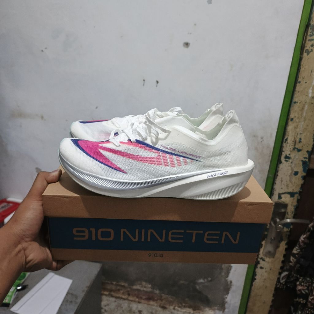 Sepatu lari nineteen