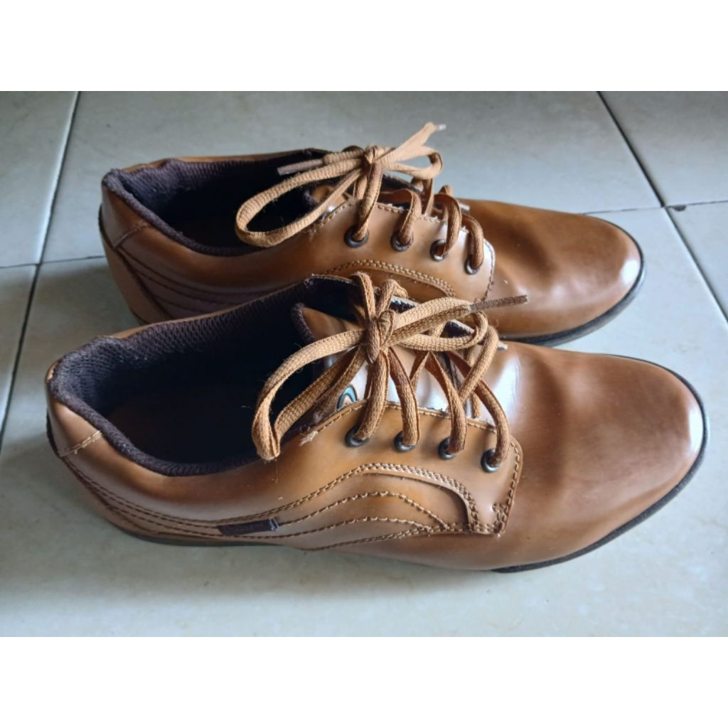 sepatu pria Delmora size 41 second