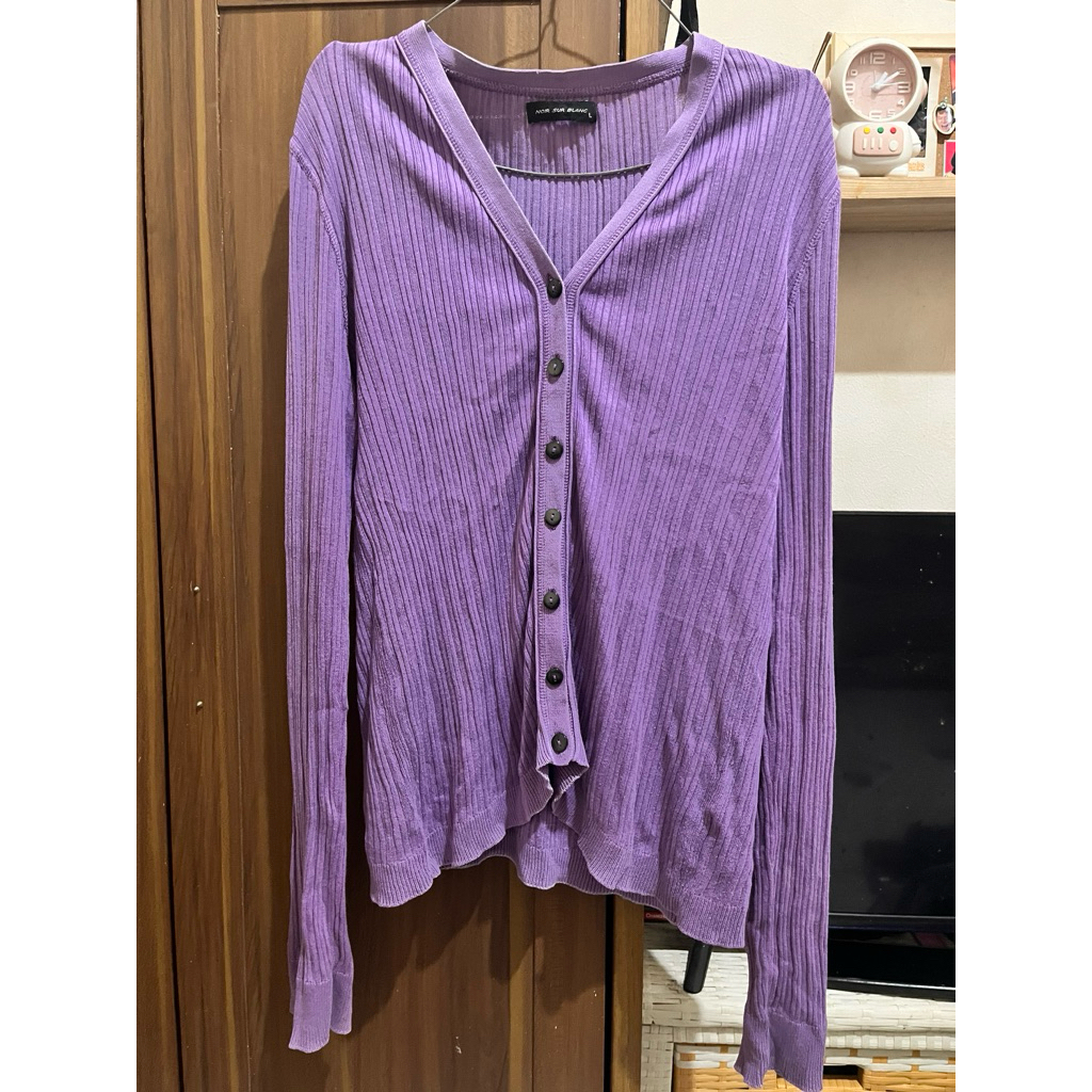 cardigan noir sur blanc