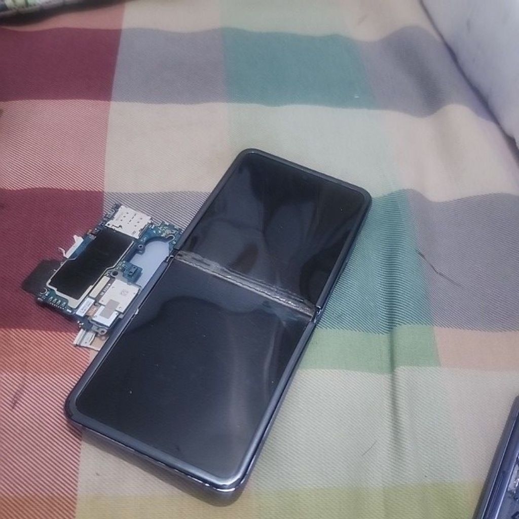 z flip 1 ungu minus lcd,backdoor retak,