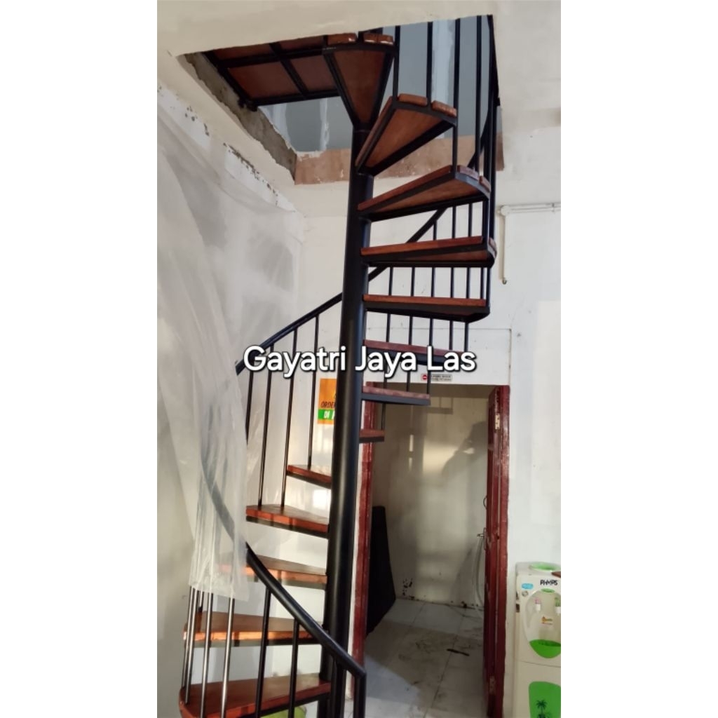 Tangga putar Tangga spiral besi pijakan kayu termurah dan berkualitas
